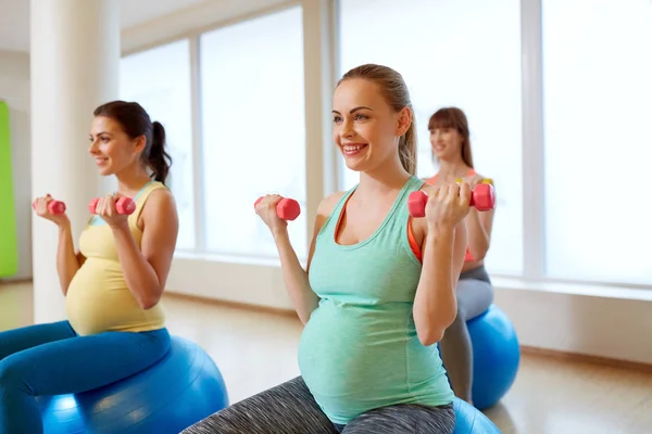 Schwangere trainieren mit Gymnastikbällen im Fitnessstudio — Stockfoto