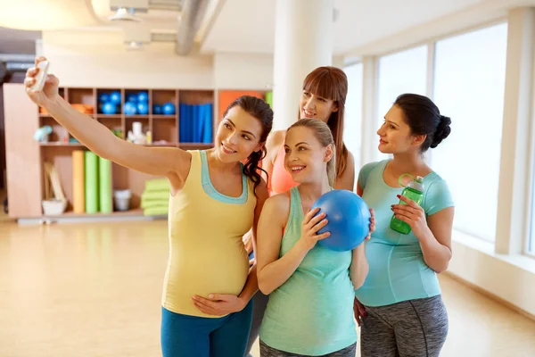 Zwangere vrouwen selfie te nemen door smartphone in sportschool — Stockfoto