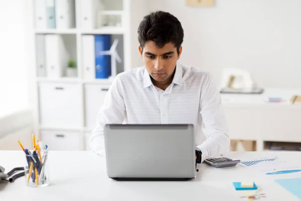 Uomo d'affari con computer portatile che lavora in ufficio — Foto Stock