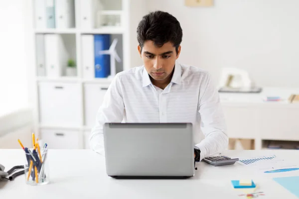 Hombre de negocios con portátil de trabajo en la oficina —  Fotos de Stock