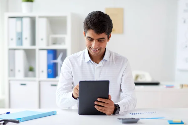 Hombre de negocios que trabaja con la tableta PC en la oficina —  Fotos de Stock