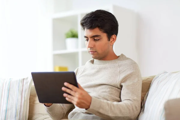 Man met tablet pc thuis — Stockfoto