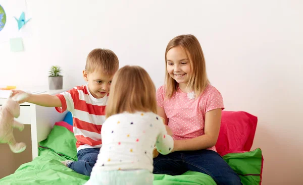 Gelukkige jonge geitjes spelen speelgoed thuis — Stockfoto