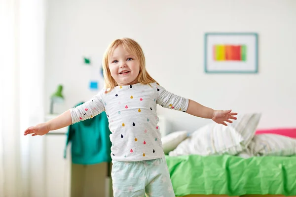 Glückliches kleines Mädchen, das Spaß zu Hause hat — Stockfoto