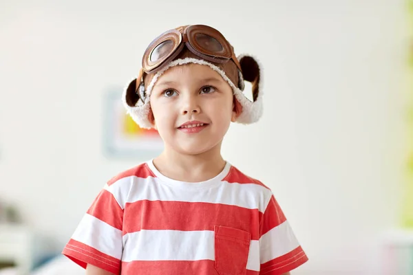 Glücklicher kleiner Junge mit Pilotenhut zu Hause — Stockfoto