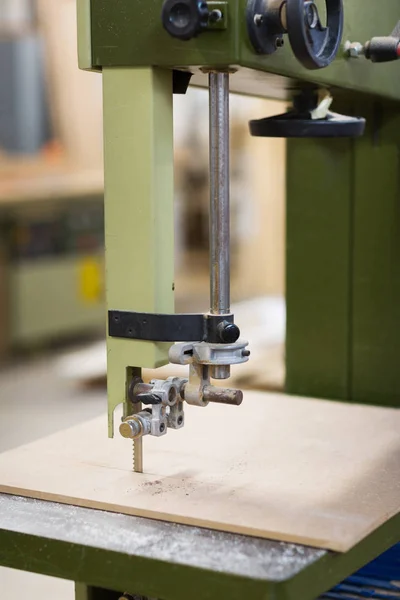 Stichsägemaschine sägt Brett in Werkstatt — Stockfoto