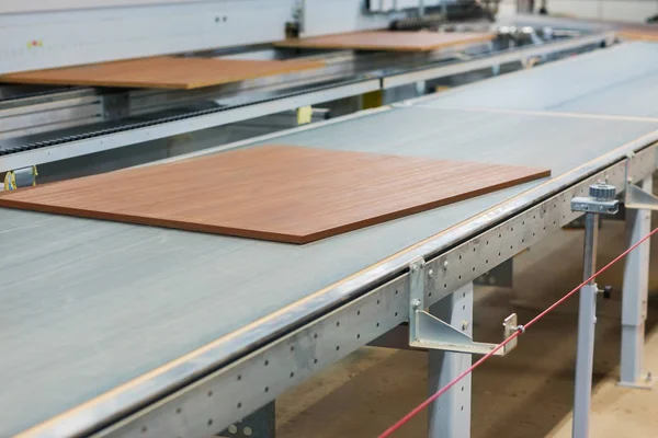 Tableros de madera en el transportador en la fábrica de muebles —  Fotos de Stock