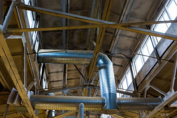 Вентиляційні труби на заводі магазину — стокове фото
