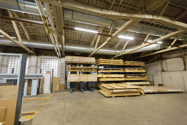 Placas de armazenamento no armazém da fábrica de madeira — Fotografia de Stock