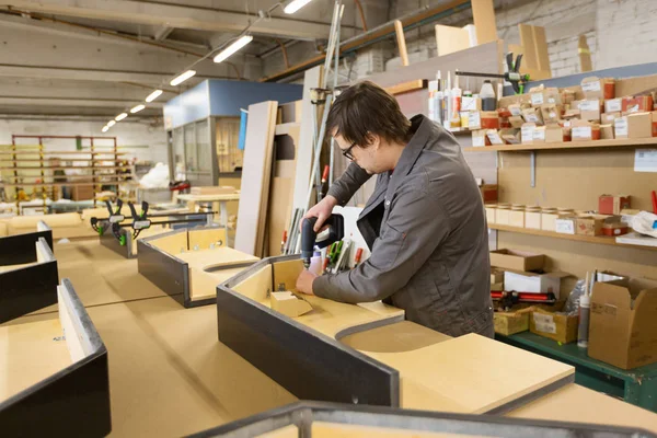 Assembler med skruvmejsel att göra möbler — Stockfoto