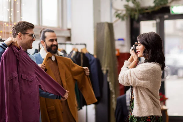 Amici fotografare al negozio di abbigliamento vintage — Foto Stock