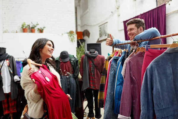 Couple choisir des vêtements au magasin de vêtements vintage — Photo