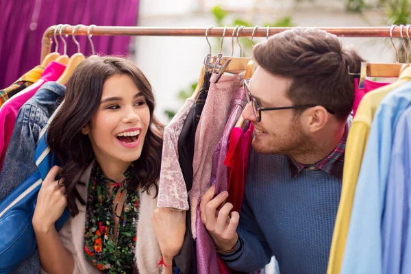 Счастливая пара веселится в магазине винтажной одежды — стоковое фото