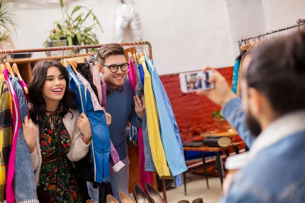 Casal feliz se divertindo na loja de roupas vintage — Fotografia de Stock