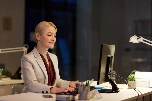 Mujer de negocios en la computadora trabajando en la oficina nocturna — Foto de Stock