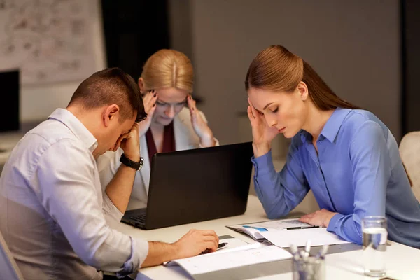 Business team with laptop working at night office — Stock Photo, Image