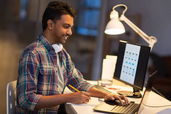 밤 사무실에서 일 하는 노트북으로 창조적인 사람 — 스톡 사진