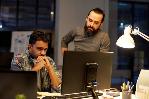 Equipe criativa com computador trabalhando até tarde no escritório — Fotografia de Stock