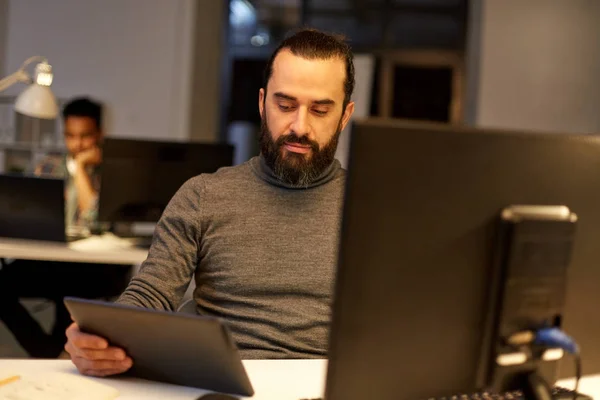 Hombre creativo con computadora trabajando hasta tarde en la oficina —  Fotos de Stock