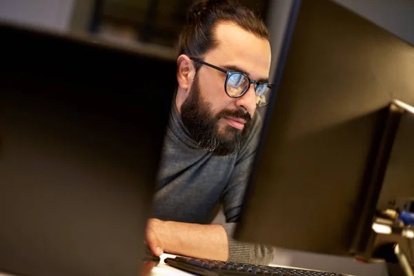 Gros plan de l'homme créatif travaillant au bureau de nuit — Photo