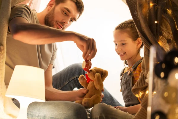 Familia feliz jugando con el juguete en la tienda de los niños en casa —  Fotos de Stock