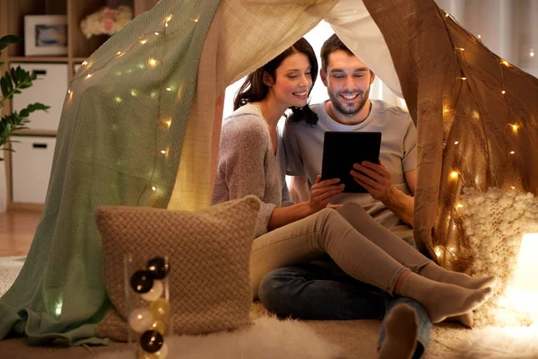 Boldog pár gyerek sátor otthon tábla-PC — Stock Fotó