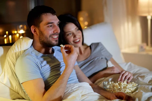 Ζευγάρι με ποπ κορν βλέποντας τηλεόραση το βράδυ στο σπίτι — Φωτογραφία Αρχείου