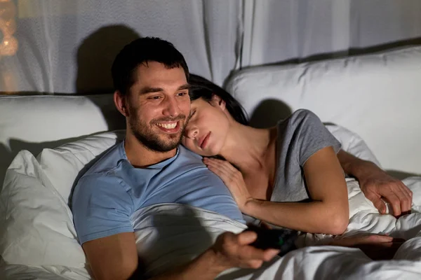 Felice coppia guardando la tv a letto di notte a casa — Foto Stock