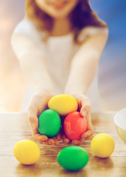 Primer plano de la niña sosteniendo huevos de Pascua de colores —  Fotos de Stock