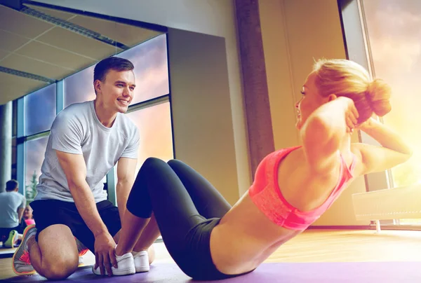 Kişisel antrenör sit yapıyor kadınla ups spor salonunda — Stok fotoğraf