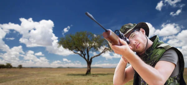 Soldat oder Jäger mit Gewehr zielen oder schießen — Stockfoto
