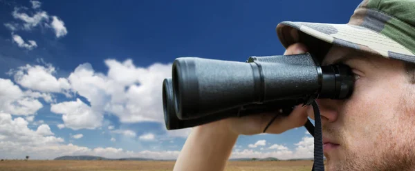 Close up van soldaat gezicht kijken naar de verrekijker — Stockfoto