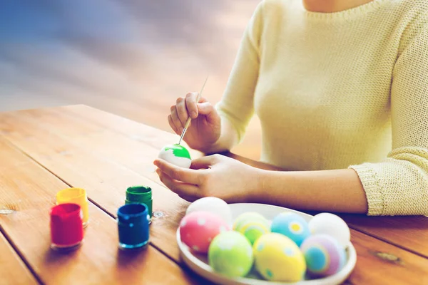 Yumurta boyama kadın elinde yakın çekim — Stok fotoğraf