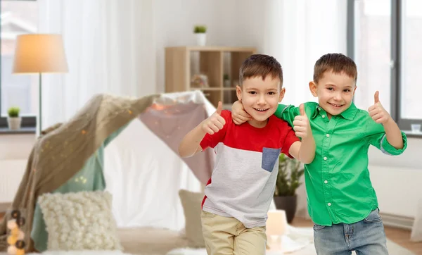 Heureux souriant petits garçons montrant pouces vers le haut — Photo