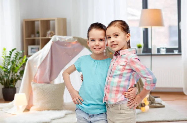 Glada leende lite tjejer kramas hemma — Stockfoto