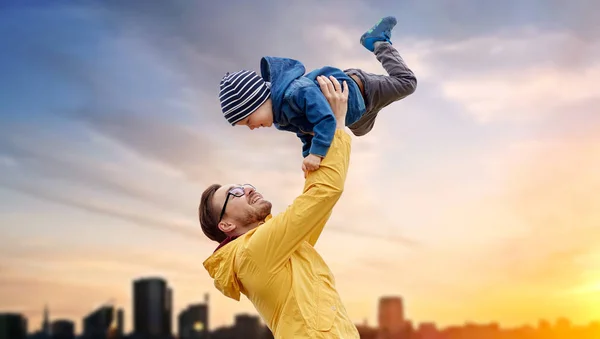 Padre con figlio giocare e divertirsi all'aperto — Foto Stock