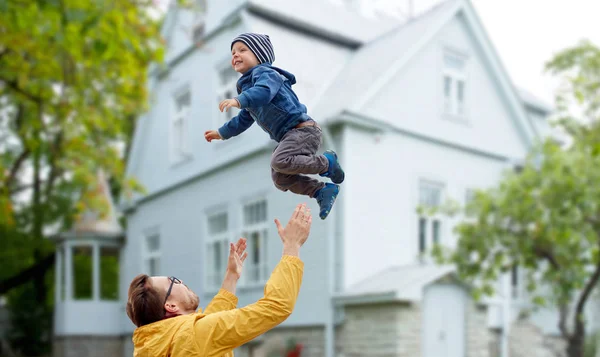 Father with son playing and having fun outdoors — Stock Photo, Image