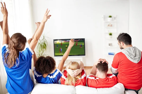 Amigos ou fãs de futebol assistindo jogo na TV em casa — Fotografia de Stock