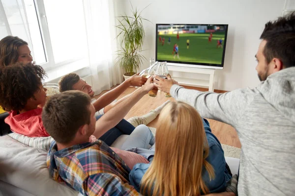 Przyjaciele brzęk piwo i oglądać mecz piłki nożnej — Zdjęcie stockowe