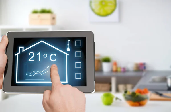 Tablet pc met smart home-instellingen op het scherm — Stockfoto