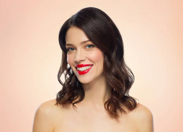 Gyönyörű, fiatal nő, piros rúzs mosolyogva — Stock Fotó