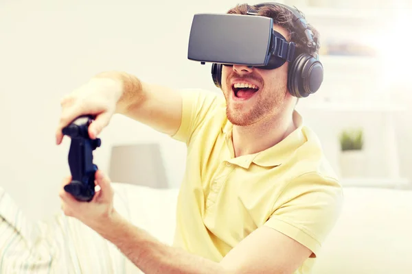 Hombre en auriculares de realidad virtual con controlador — Foto de Stock