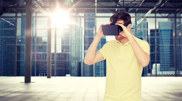 Gelukkig man in virtuele werkelijkheid hoofdtelefoon of 3D-bril — Stockfoto