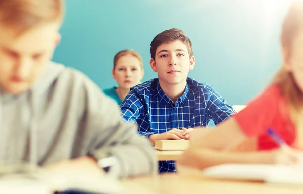 Gruppo di studenti con quaderni a scuola lezione — Foto Stock