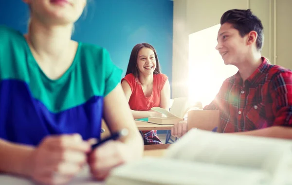 Grupp av glada studenter pratar på skolan paus — Stockfoto