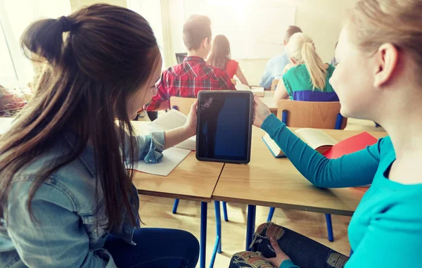 Niñas estudiantes felices con PC tableta en la escuela secundaria — Foto de Stock