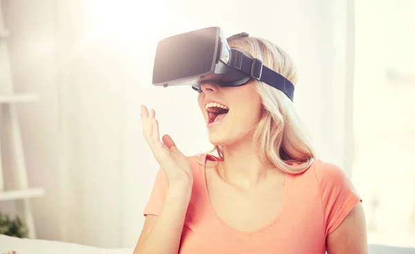 Mulher em óculos de realidade virtual ou 3D — Fotografia de Stock