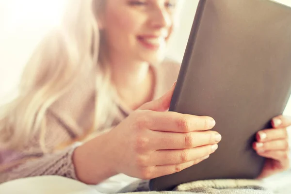 Nahaufnahme einer jungen Frau mit Tablet-PC zu Hause — Stockfoto