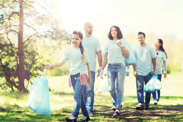 Grup gönüllü park çöp torbaları ile — Stok fotoğraf