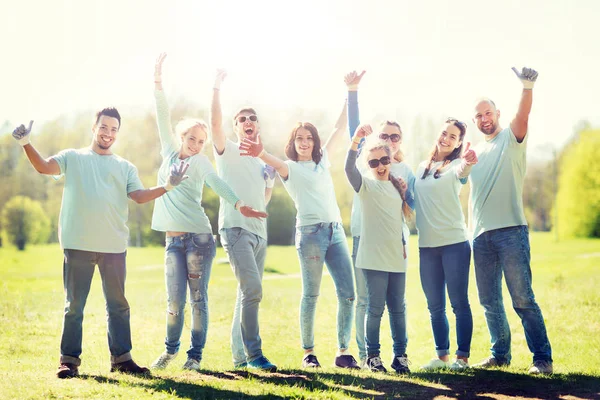 Gruppo di volontari che mostrano i pollici in alto nel parco — Foto Stock